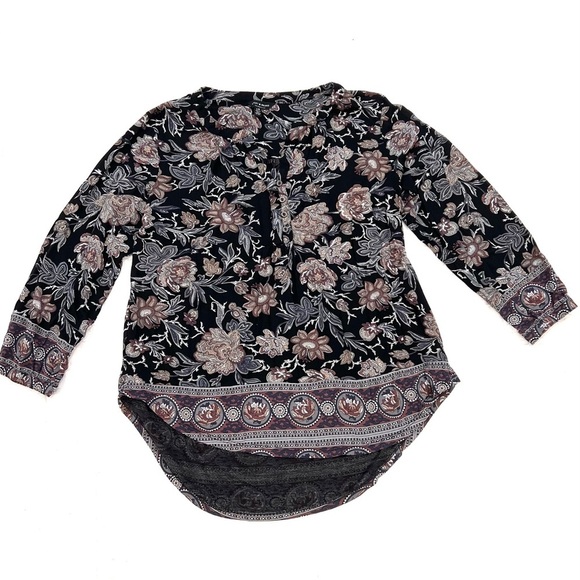Lucky Brand Tops - Lucky Brand Viscose Henley Neck style flowy scoop hem top in dark paisley EUC
